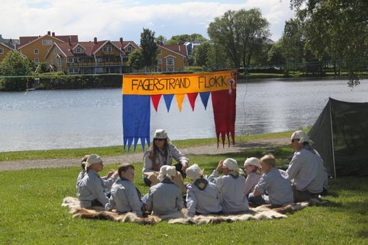 Samling foran huken